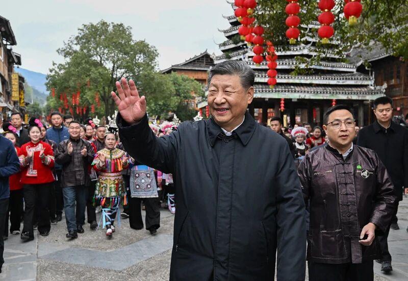   △2025年3月17日，习近平总书记在贵州黔东南州黎平县肇兴侗寨考察结束时，同乡亲们挥手道别。